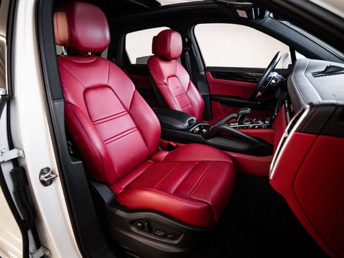 Certified 2023 Porsche Cayenne AWD/4WD image 29