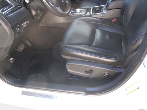 Used 2019 Chrysler 300 Limited w/ Safetytec Plus Group image 18