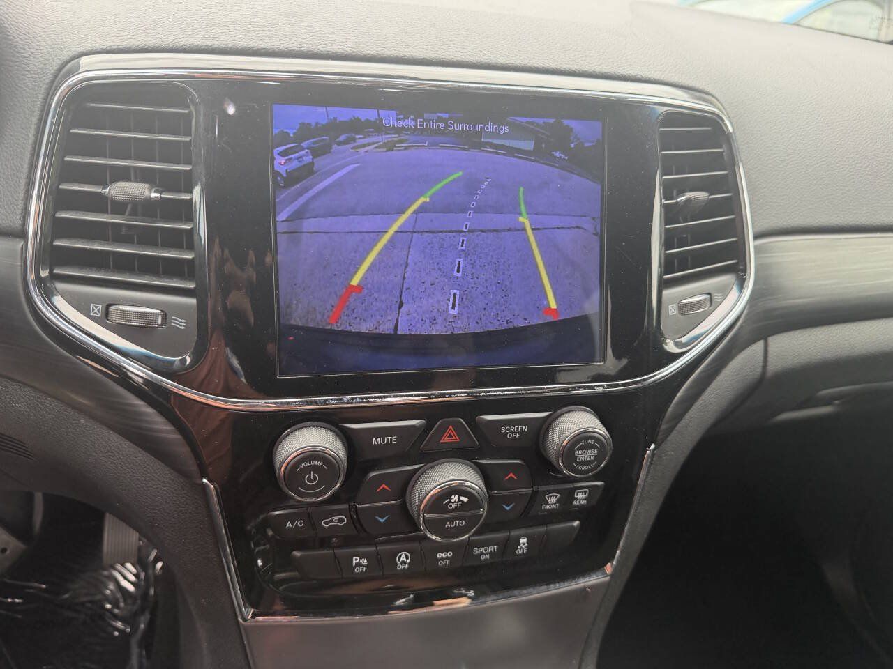 Used 2019 Jeep Grand Cherokee Laredo AWD/4WD image 23