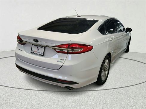 Used 2018 Ford Fusion SE w/ Fusion SE Technology Package image 4