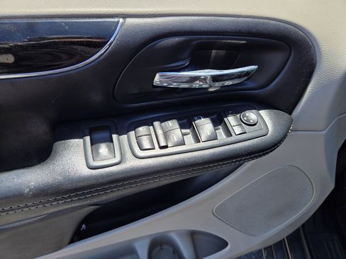 Used 2019 Dodge Grand Caravan SXT FWD image 15