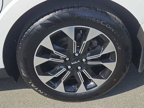 Used 2024 Kia Carnival EX image 8