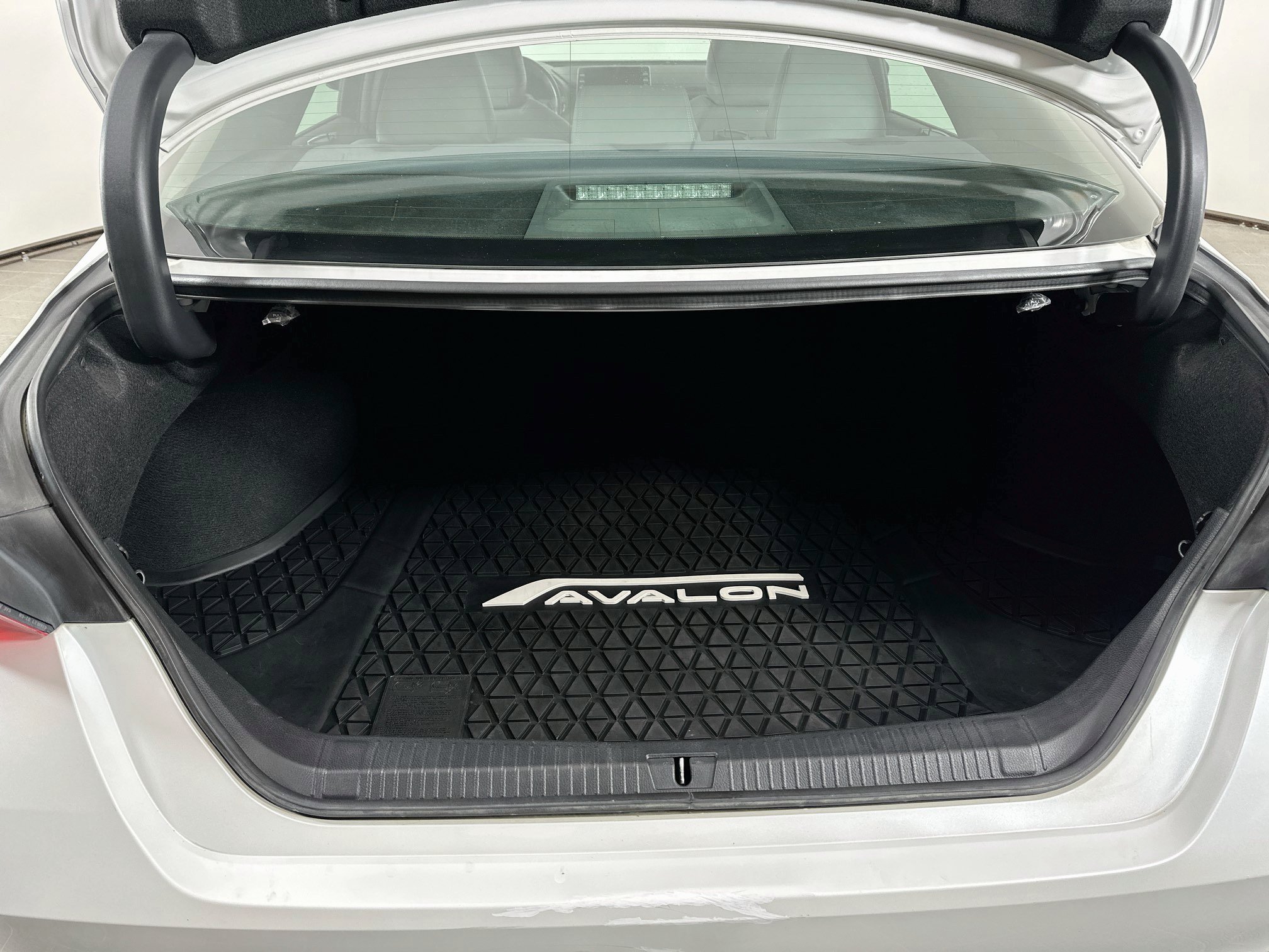 Used 2019 Toyota Avalon XLE w/ Moonroof Package FWD image 24