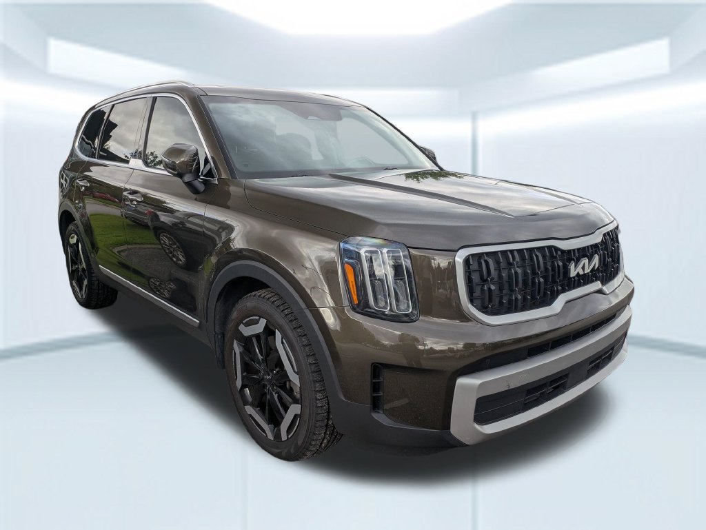 Used 2023 Kia Telluride EX w/ EX Captain's Chair Package AWD/4WD image 3