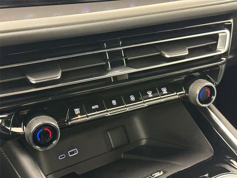 Used 2026 Chevrolet Traverse LT image 25