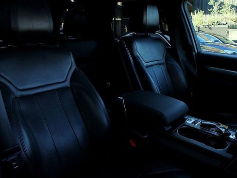 Used 2020 Land Rover Discovery Landmark image 23