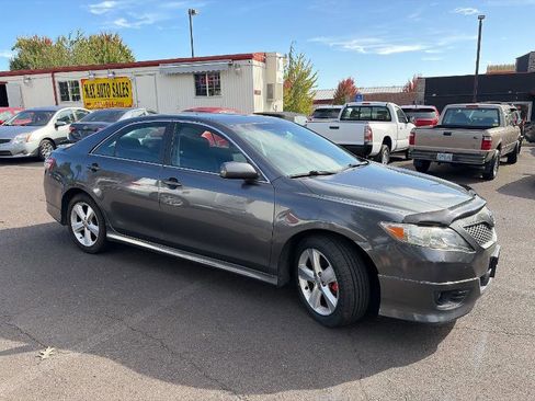 Used 2011 Toyota Camry SE image 3