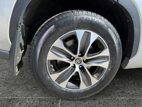 Used 2023 Toyota Highlander XLE AWD/4WD image 11