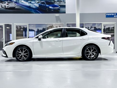 Used 2023 Toyota Camry SE FWD image 2