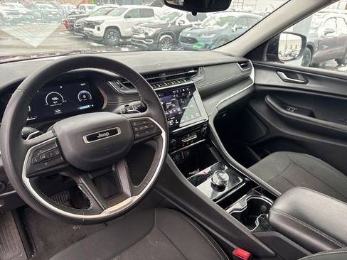 Used 2023 Jeep Grand Cherokee Laredo image 12