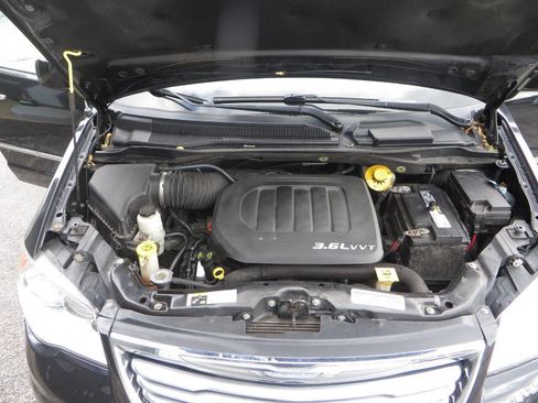 Used 2015 Chrysler Town & Country Touring w/ Driver Convenience Group image 10