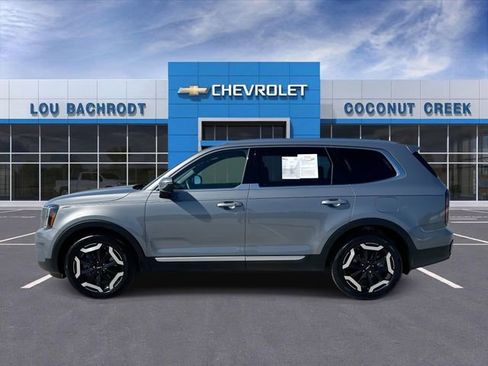 Used 2024 Kia Telluride EX w/ EX Captain's Chair Package image 5