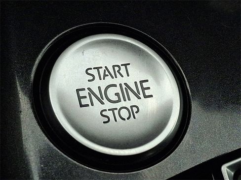 Used 2021 Volkswagen Tiguan SE w/ Panoramic Sunroof Package image 24