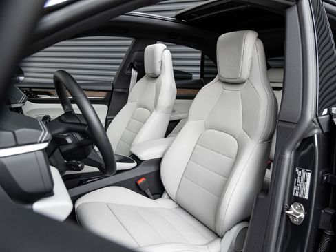 Certified 2025 Porsche Macan Electric image 5