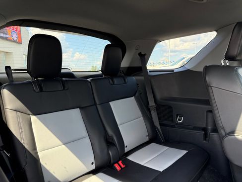 Used 2024 Ford Explorer XLT AWD/4WD image 9