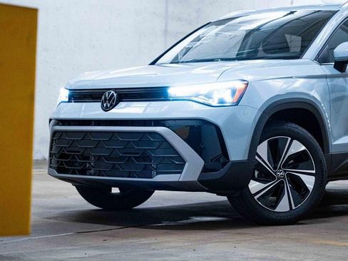 New 2026 Volkswagen Taos SE image 2