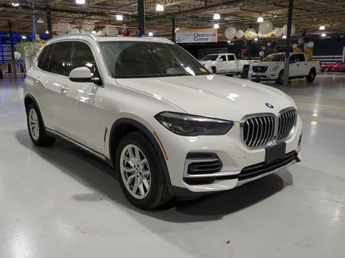 Used 2023 BMW X5 xDrive40i w/ Climate Comfort Package image 4