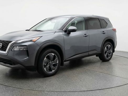Used 2025 Nissan Rogue SV image 3