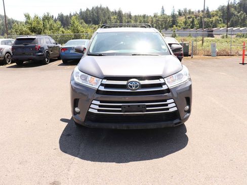 Used 2017 Toyota Highlander XLE AWD/4WD image 2