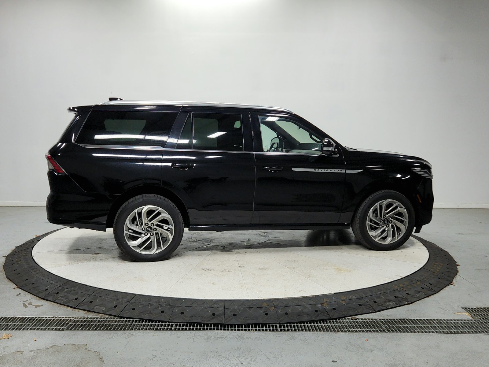 Used 2025 Lincoln Navigator Reserve AWD/4WD image 9