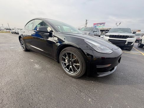 Used 2022 Tesla Model 3 Standard Range image 1