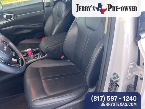 Used 2025 Kia Sorento S image 9