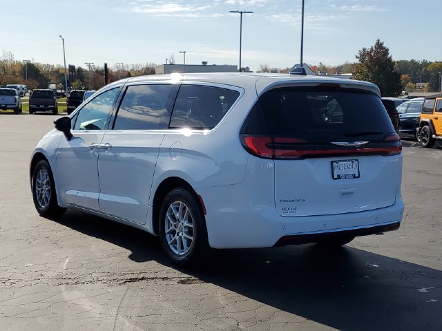 Used 2025 Chrysler Pacifica Select FWD image 4