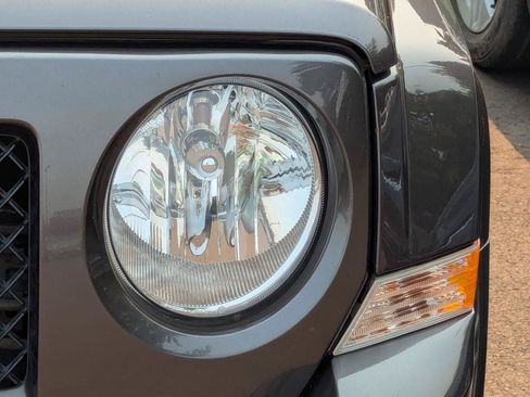 Used 2014 Jeep Patriot Latitude FWD image 14