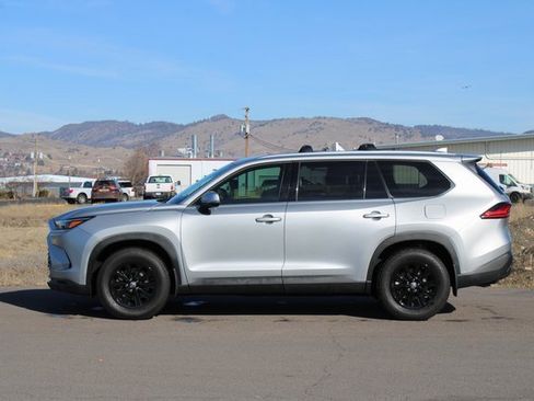 Used 2024 Toyota Grand Highlander XLE image 3