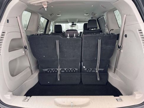 Used 2023 Chrysler Pacifica Touring-L image 8