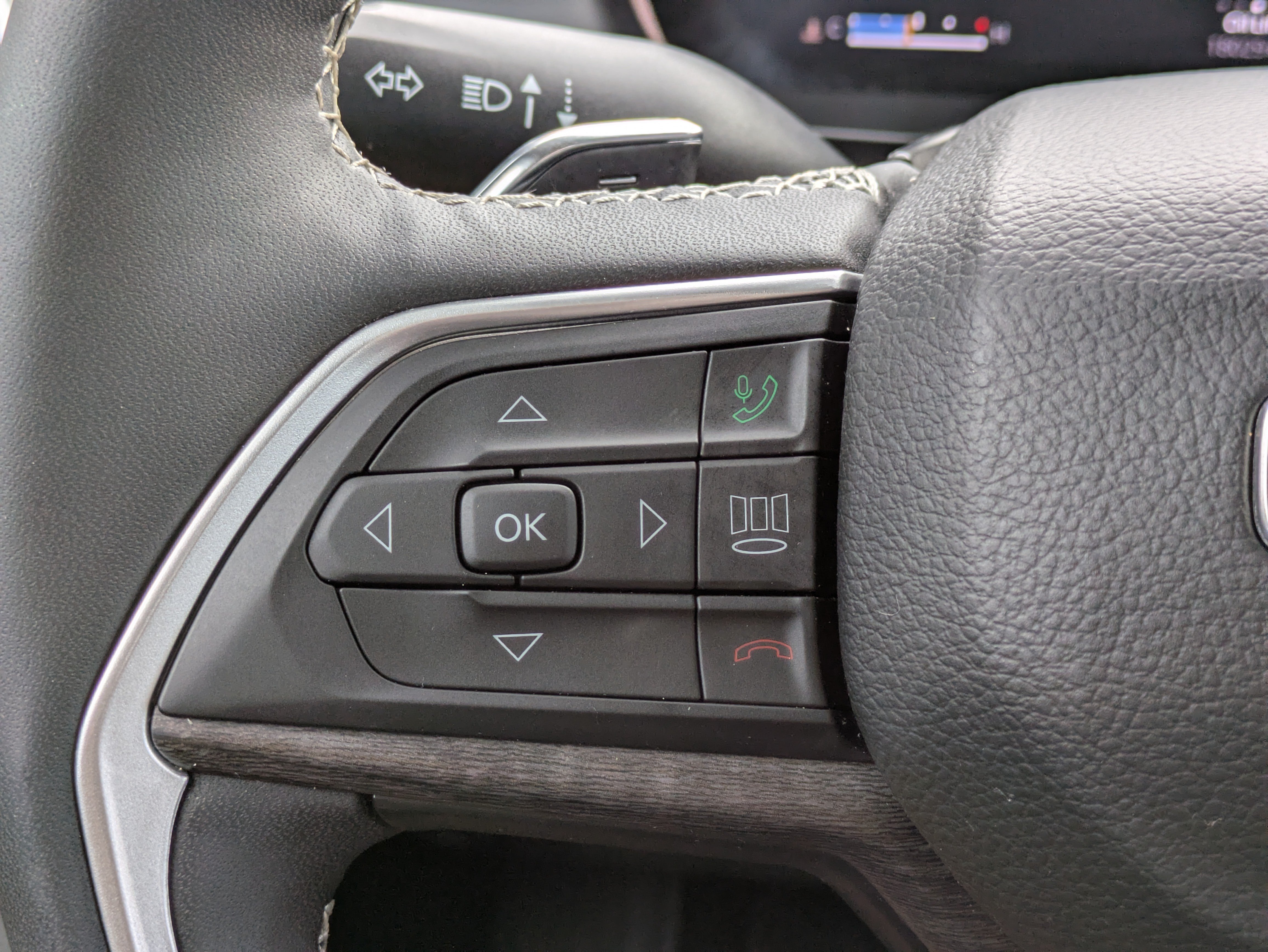 Used 2024 Jeep Grand Cherokee Limited w/ Luxury Tech Group II RWD image 23