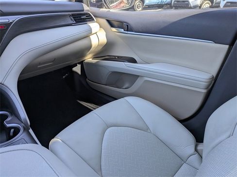 Used 2022 Toyota Camry XLE image 15