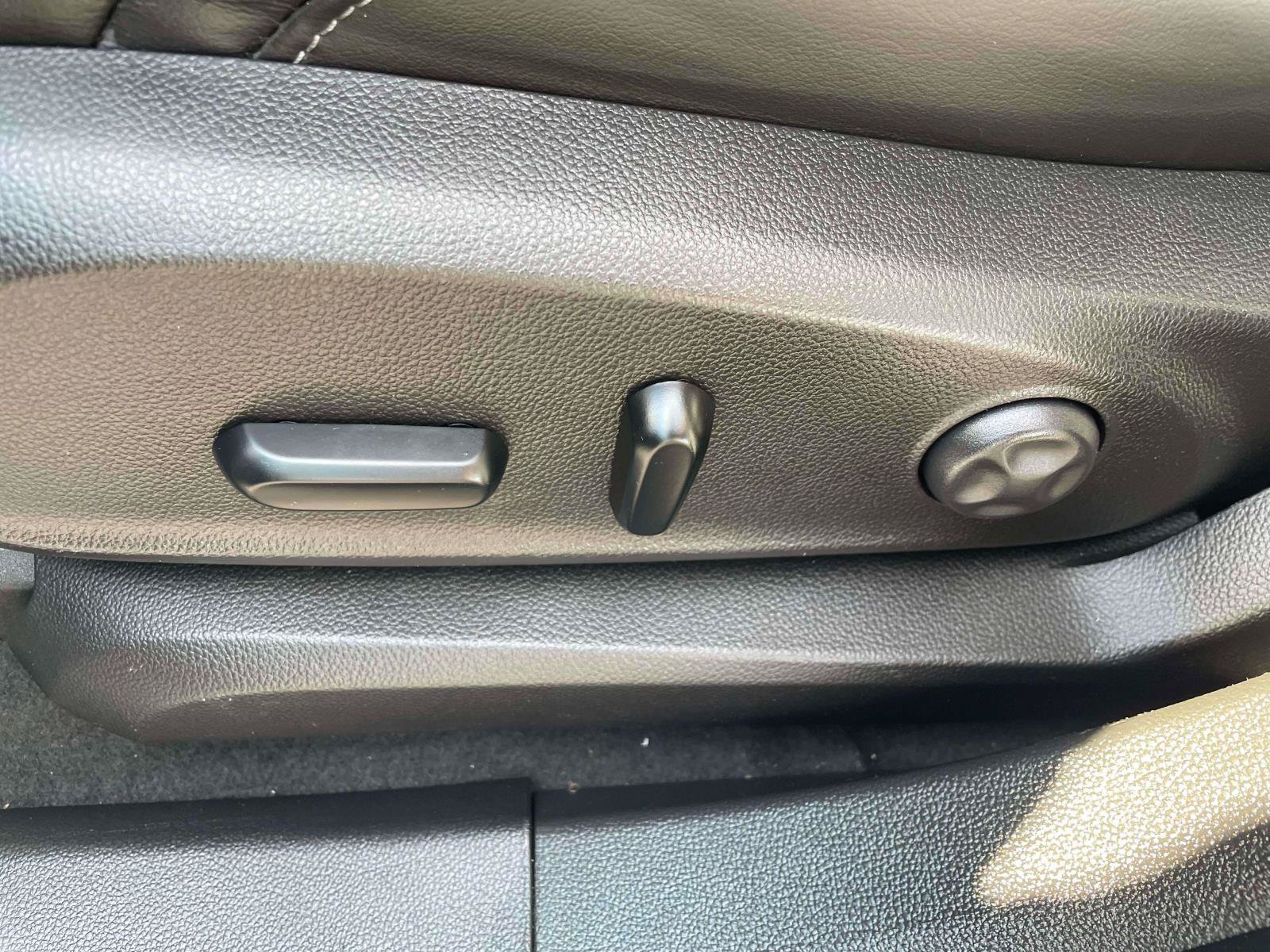 Used 2019 Buick Envision Essence FWD image 12