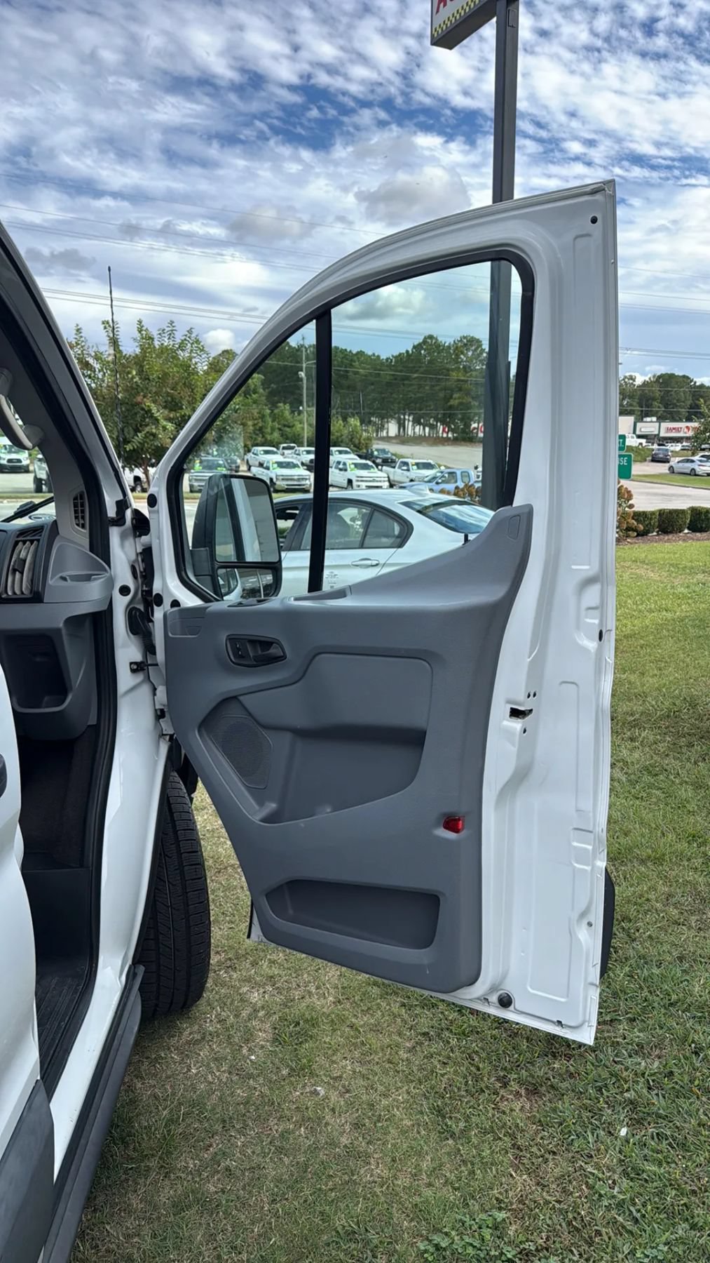Used 2017 Ford Transit 150 XL RWD image 11