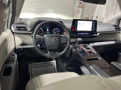 Used 2022 Toyota Sienna LE image 18
