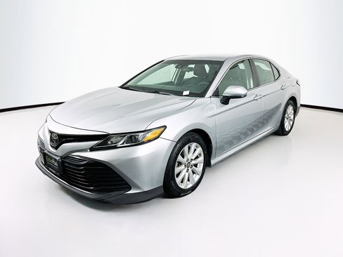 Used 2018 Toyota Camry LE image 3