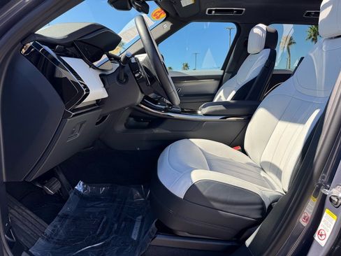 Used 2025 Land Rover Range Rover Sport Dynamic SE image 13