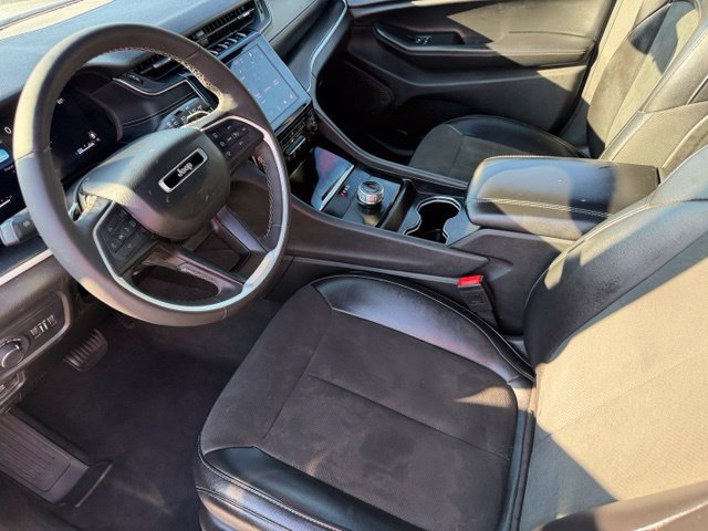 Used 2025 Jeep Grand Cherokee Altitude RWD image 20