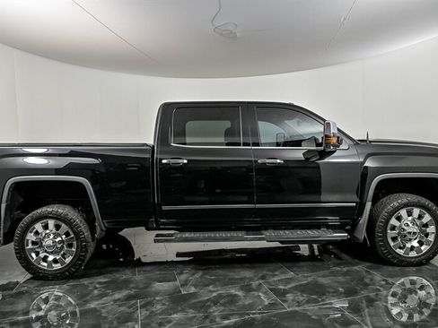 Used 2018 GMC Sierra 2500 Denali w/ Duramax Plus Package AWD/4WD image 9