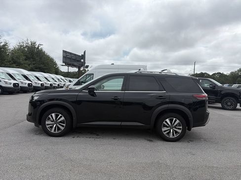 Used 2025 Nissan Pathfinder SL FWD image 4