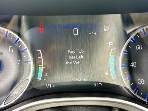 Used 2025 Chrysler Pacifica Select FWD image 13