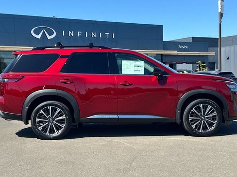 New 2026 Nissan Pathfinder Platinum AWD/4WD image 3