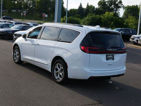 Used 2022 Chrysler Pacifica Limited w/ Uconnect Theater Family Group AWD/4WD image 5