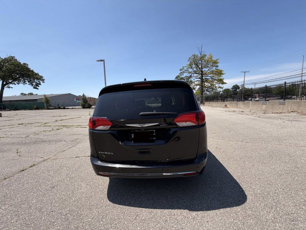 Used 2017 Chrysler Pacifica Touring-L w/ Tire & Wheel Group FWD image 7