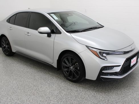 Used 2026 Toyota Corolla SE w/ SE Premium Package FWD image 4
