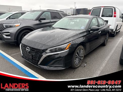 Used 2025 Nissan Altima 2.5 SV image 1