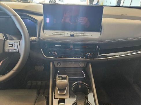 Certified 2025 Nissan Rogue SL AWD/4WD image 18