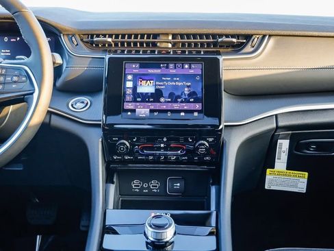 New 2025 Jeep Grand Cherokee Altitude image 14