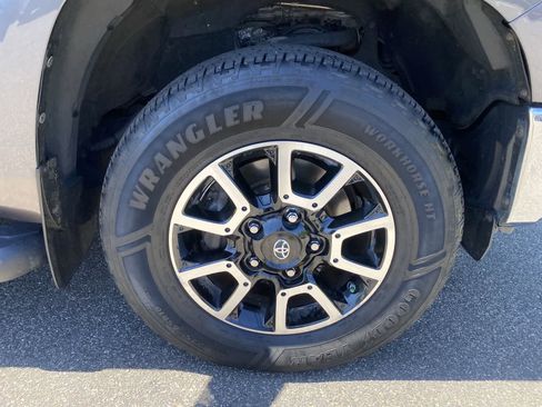 Used 2017 Toyota Tundra Limited w/ Limited Premium Package AWD/4WD image 34