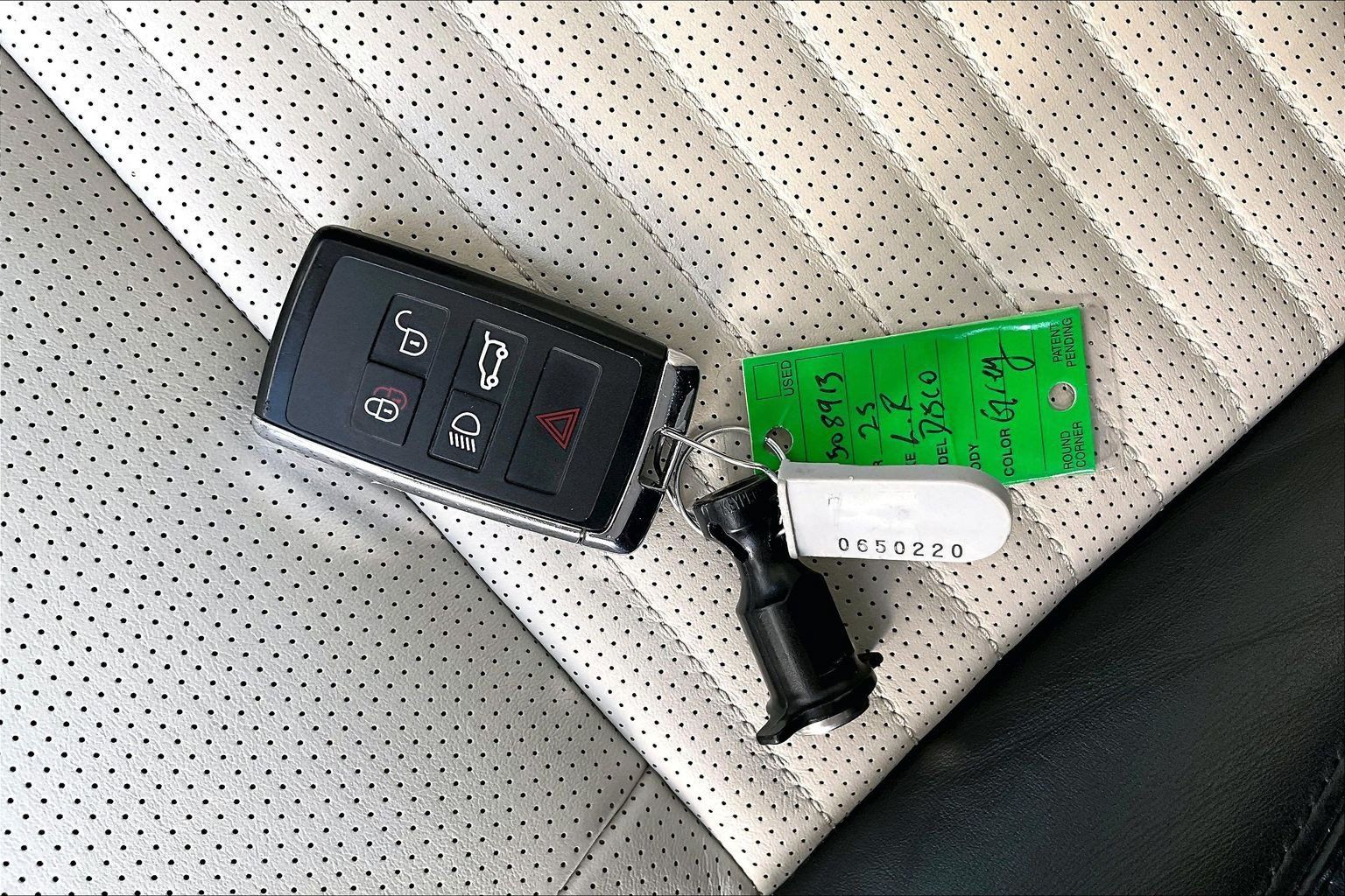 Used 2025 Land Rover Discovery Dynamic SE AWD/4WD image 10